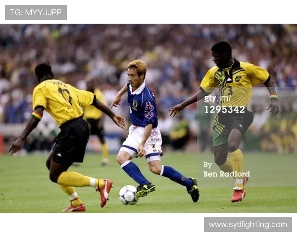 足球明星洗鞋瞬间大揭秘精美图片展现他们的独特风格与个性 足球明星洗鞋瞬间大揭秘精美图片展现他们的独特风格与个性