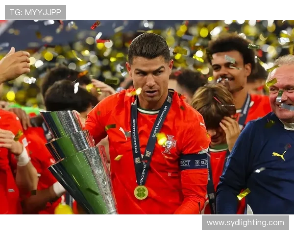 C罗身边的足球明星们:他们的传奇故事与辉煌成就一览 C罗身边的足球明星们:他们的传奇故事与辉煌成就一览