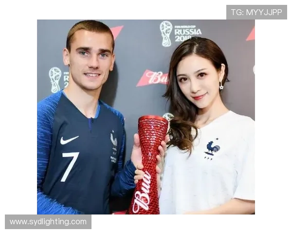 足球明星与美女粉丝亲密互动瞬间引发热议球迷们纷纷围观热情不减